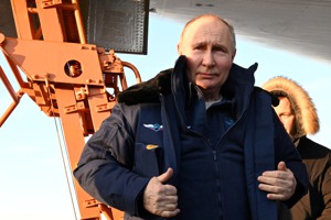 普亭今年2月下旬試飛過改良後的Tu-160M戰略轟炸機後，雙手豎起大拇指。路透