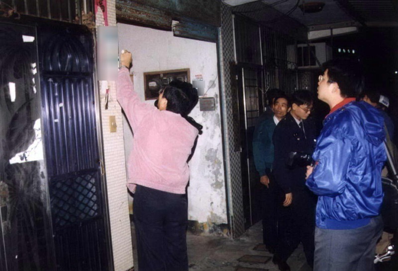 1997年12月30日，台北縣瑞芳鎮一名高職女夜校生身中21刀慘死自家房間，案發後警方在現場附近搜集證物。圖／聯合報系資料照片