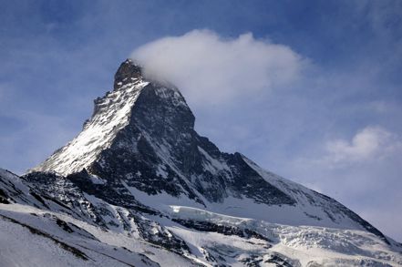 瑞士馬特洪峰是近年貨幣政策辯論的重要比喻：利率走勢是否會像此山陡峭的三角錐般，升得急、降得也猛。路透
