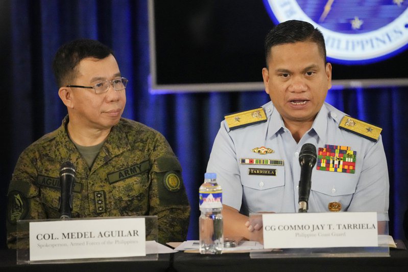 菲律賓海岸防衛隊發言人塔瑞耶拉(右)。美聯社