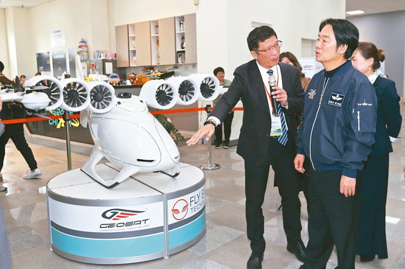 總統當選人賴清德（右）昨參訪亞洲無人機AI創新應用研發中心，參觀由經緯科技研發的攻擊無人機，董事長羅正方（左）在旁解說。記者劉學聖／攝影