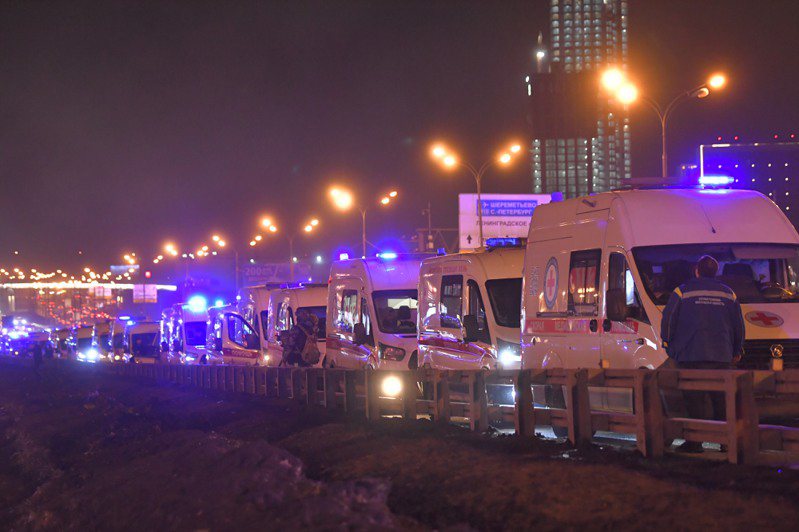 多辆救护车在现场接载伤患。新华社(photo:UDN)