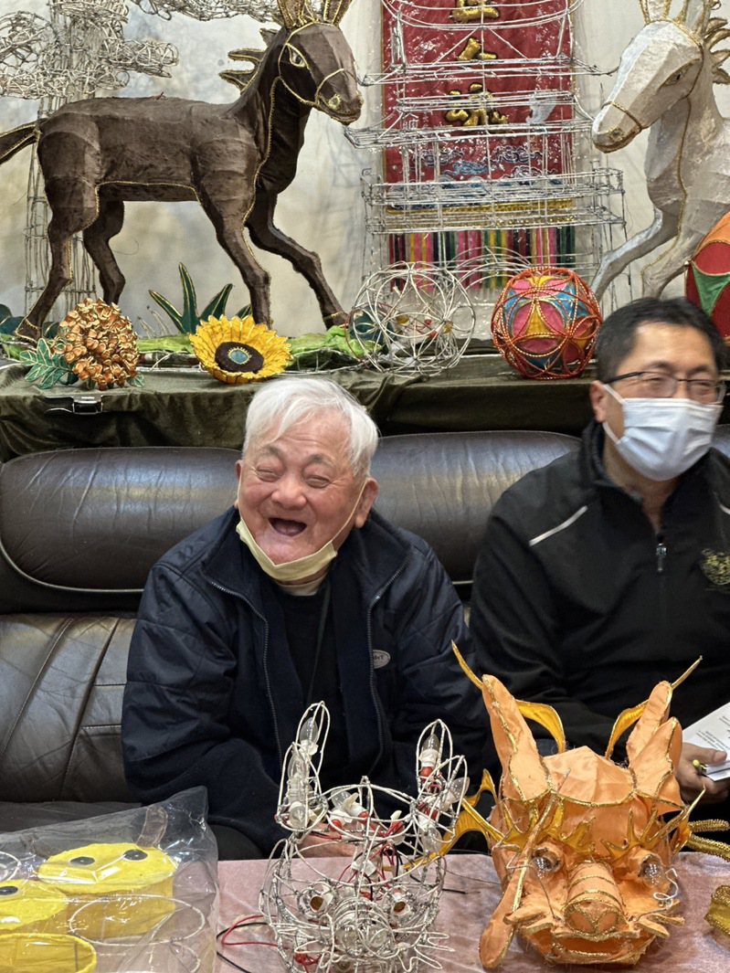 高龄98岁的艺师萧在淦开心讲述热爱的花灯工艺。图／竹市府提供