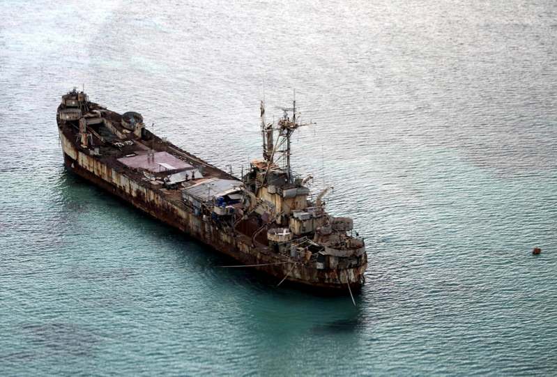 圖為菲律賓於1999年擱淺在仁愛礁上的「馬德雷山號」登陸艦。（路透）
