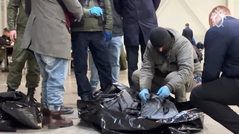 俄罗斯调查人员在现场还找到装有多个备用弹匣的背心和一袋击发过的弹壳。美联社