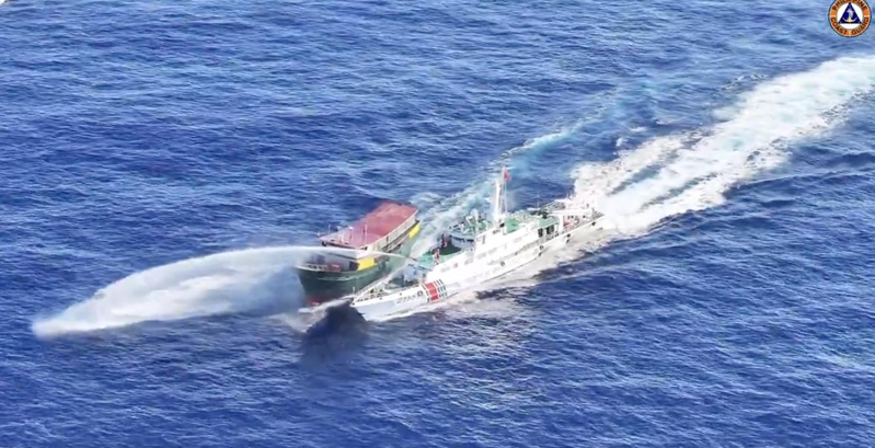 中國海警表示，菲律賓23日向仁愛礁非法「坐灘」軍艦運補建築材料，依法對菲船採取「管制措施」。圖為本月5日中國海警船（右）於仁愛礁周邊海域對菲律賓運補船發射水砲，雙方亦發生輕微碰撞。（截取自菲律賓海警隊X平台）