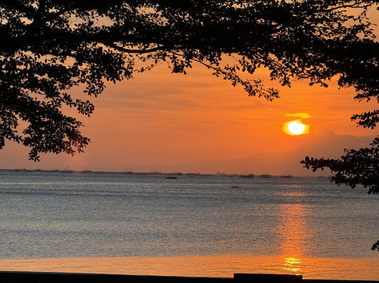 飯店可收世界級的馬尼拉灣夕照美景。記者羅建怡/攝影