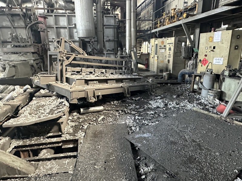 高雄市湖內區佳豐鋁業工廠發生氣爆，現場一片狼藉，高市勞工局勒令停工。圖／高市消防局提供