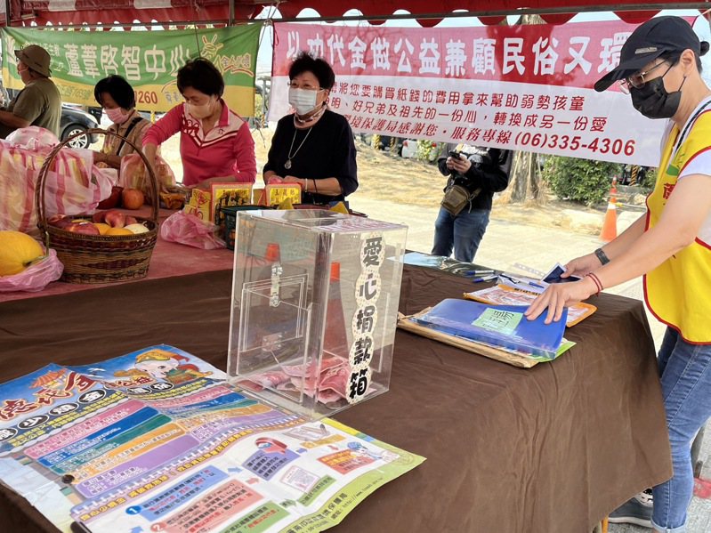 台南市政府鼓勵民眾「以功代金」，捐款給社福團體。記者吳淑玲／攝影