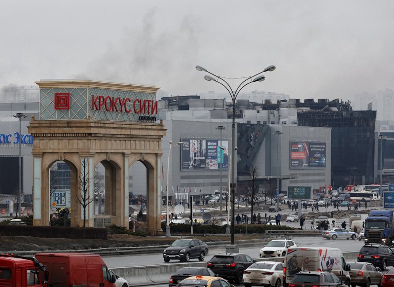 俄羅斯首都莫斯科市郊的番紅花城市大廳22日晚間爆發恐攻事件，圖為23日影像。路透