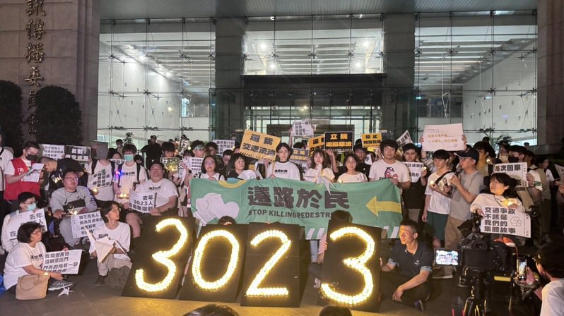 「還路於⺠ VISION ZERO TAIWAN」、⾼雄市⾏⼈路權促進會今天晚間舉⾏「⽩紙鶴悼念步⾏活動」，要求退回修正草案。記者周湘芸／攝影