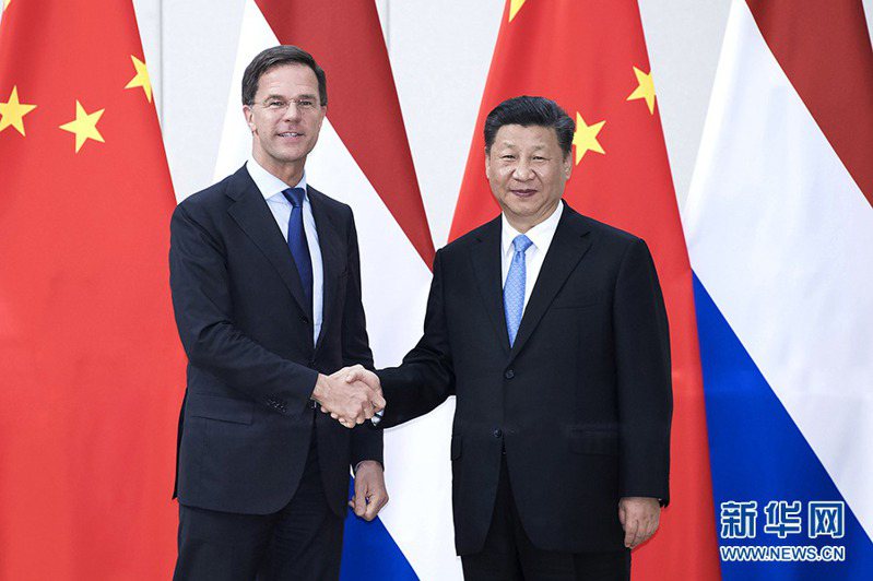 荷蘭首相呂特預計3月26日至27日訪問北京，並與中國大陸國家主席習近平舉行會談。圖為兩人於2018年4月博鰲論壇期間在中國海南會面。（新華社）