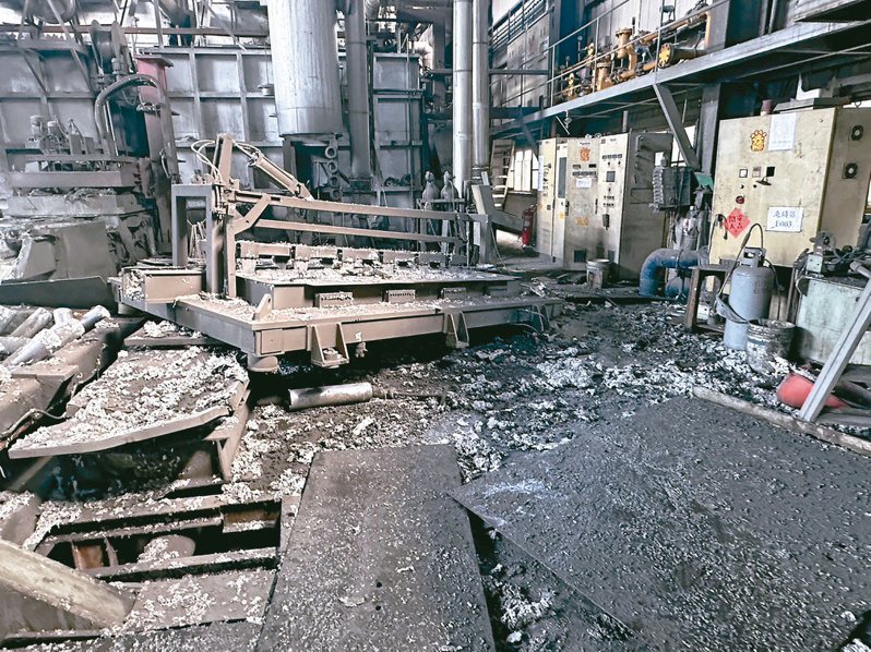 高雄湖內區佳豐鋁業工廠昨天上午發生氣爆，兩名員工被救出時已無生命跡象，六人輕重傷，現場面目全非。圖／高雄市消防局提供