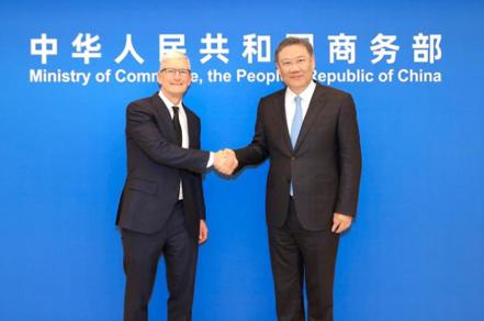 中國商務部部長王文濤（右）會見美國公司蘋果執行長庫克。（取自中國商務部網站）