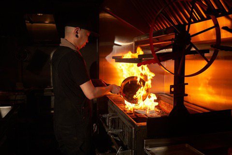 FirePlay Taipei是以直火燒烤為主題，融合法菜技法的餐廳，所有料理在...