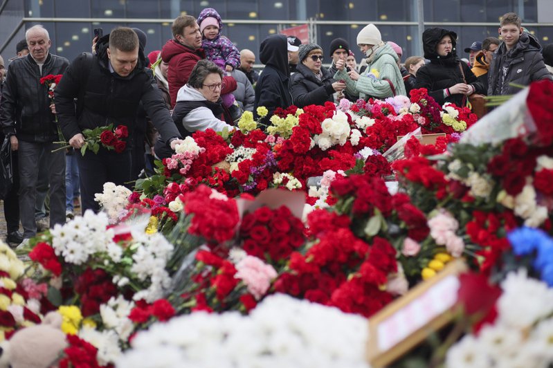 俄羅斯首都莫斯科近郊一場搖滾演唱會22日遇襲，上百人慘遭自動化武器射殺身亡，是俄國境內20年來死傷最慘重的攻擊事件，見此，人們紛紛前往番紅花城市大廳獻花。美聯社