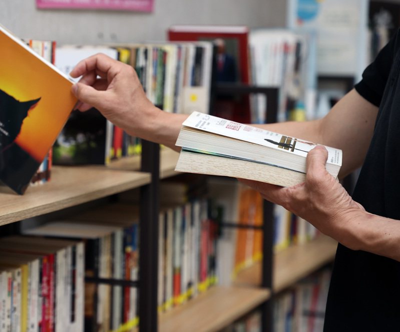文化部實體書店訪視業務委員蔡志浩，在臉書發文指他「只借書不買書」，並對獨立書店經營提出「個人建議」等言論，引起譁然。示意圖。記者林澔一／攝影