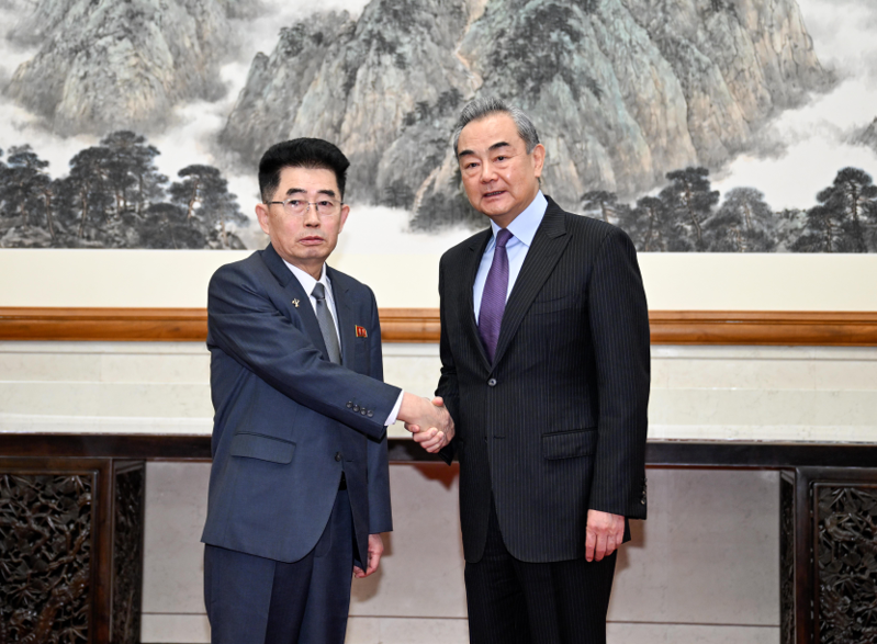 中共中央外辦主任王毅23日在北京會見由朝鮮勞動黨中央政治局候補委員、國際部部長金成男率領的代表團。（新華社）