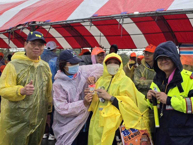 白沙屯媽進香南下過程，台中市清水警方送的火熱「鑰匙圈」秒殺。圖／警方提供