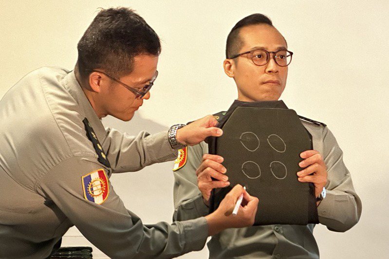 圖為示意，為軍備局測試三級PLUS抗彈板畫面。記者洪哲政／攝影
