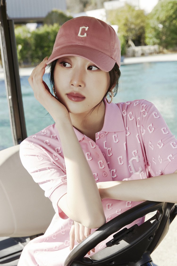韓國女星文佳煐詮釋潮流品牌MLB Korea春夏形象廣告。圖／MLB Korea提供