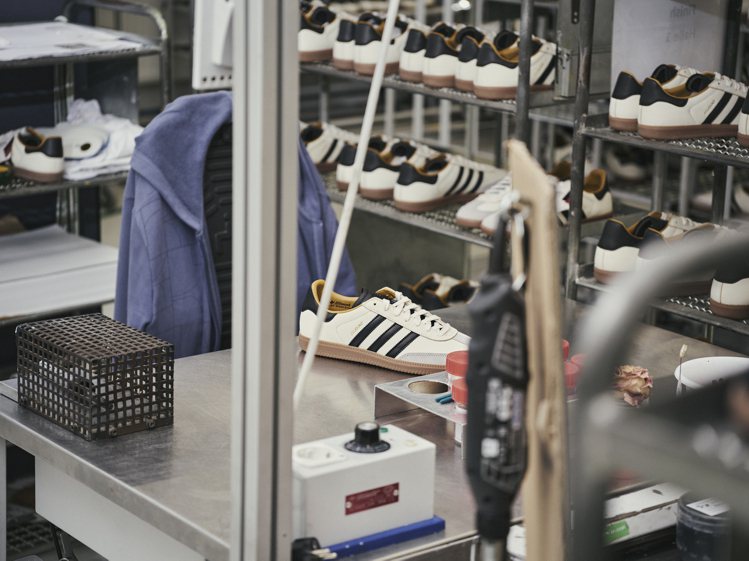 adidas Originals以Samba鞋款為基礎，找來話題設計品牌JJJJound合作，結合德國工匠精湛手藝與優質皮革，讓質感再提升。圖／adidas Originals提供