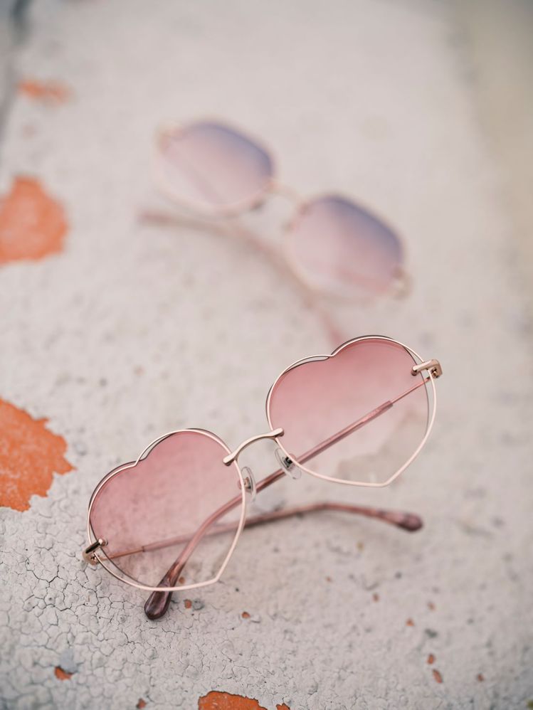 JINS花漾系列粉紅色愛心造型太陽眼鏡，1,980元。圖／JINS提供