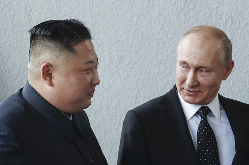 北韓領導人金正恩（左）就莫斯科遭遇恐攻襲擊致電俄羅斯總統普亭（右）表達慰問。美聯社
