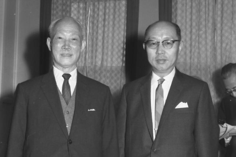 1963年新舊任行政院長陳誠（左）與嚴家淦（右）合影。圖／聯合報系資料照片