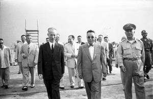 1954年9月時任國防部長俞大維（墨鏡者）出訪後返台，當時的國防部副部長黃鎮球（右）與時任副總統陳誠（左）親臨機場歡迎。圖／聯合報系資料照片