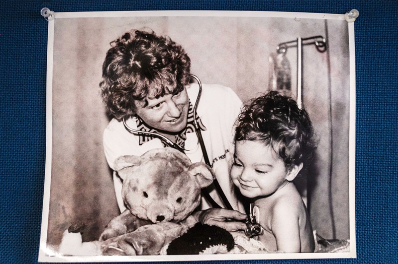 美國川崎氏症研究及治療權威柏恩斯的辦公室裡，掛著一張她1980年代與一名川崎氏病患的合照。圖／紐約時報