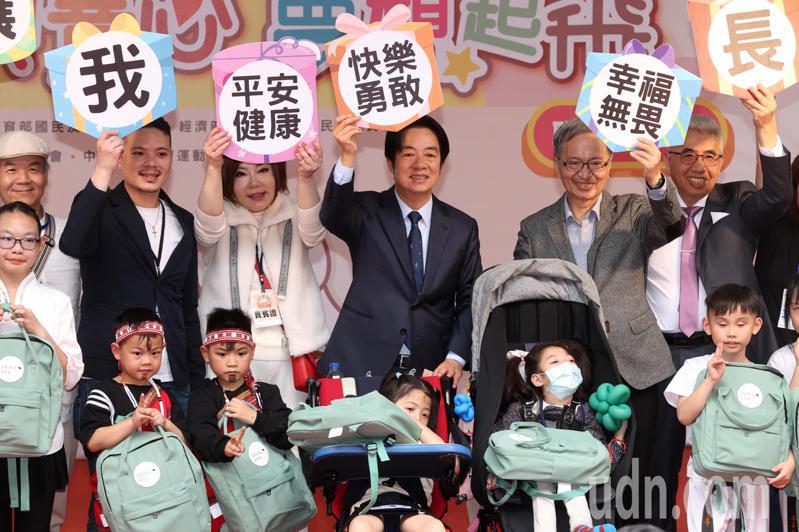 副總統賴清德（右三）今天下午在總統府出席「寶貝童心 夢想起飛」聯歡童樂會，並與現場弱勢家庭、身心障礙小朋友開心互動。記者胡經周／攝影