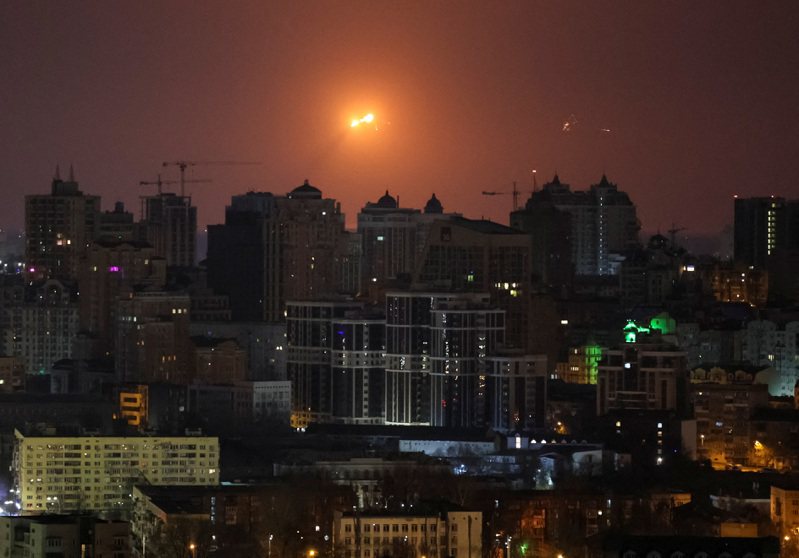 俄羅斯24日清晨空襲烏克蘭，一枚飛彈在烏國首都基輔上方爆炸。路透