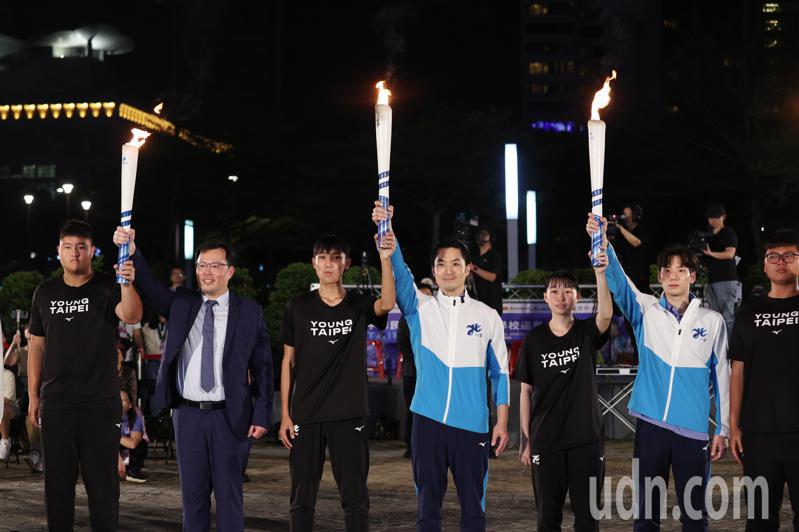 台北市的大家長蔣萬安（中）帶領優秀選手進行實體聖火的傳遞。記者邱德祥/攝影