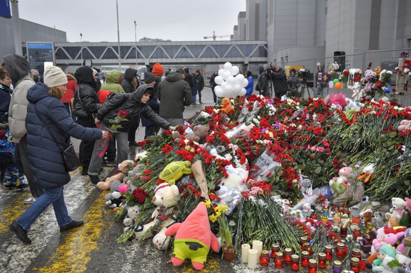 俄國首都莫斯科民眾24日獻花悼念「番紅花城市大廳」大規模恐怖襲擊罹難者。新華社