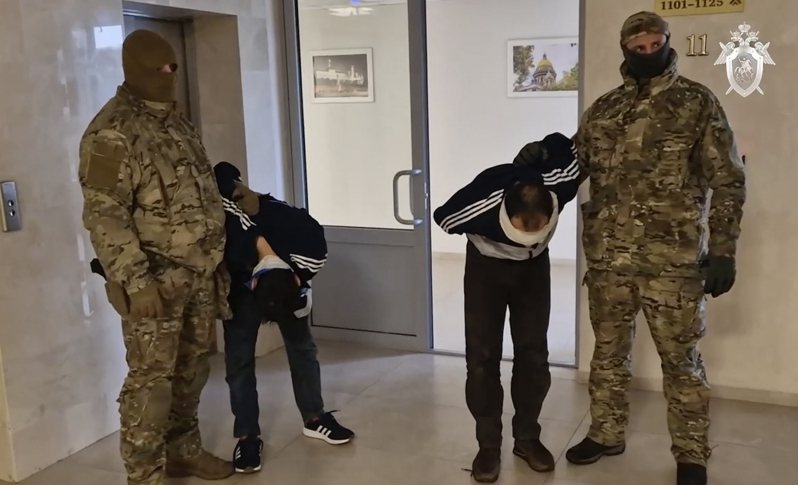 俄羅斯負責調查重大刑案的調查委員會24日公布畫面，莫斯科近郊「番紅花城市大廳」恐怖襲擊的嫌犯被蒙眼上銬帶到調查委員會總部。美聯社