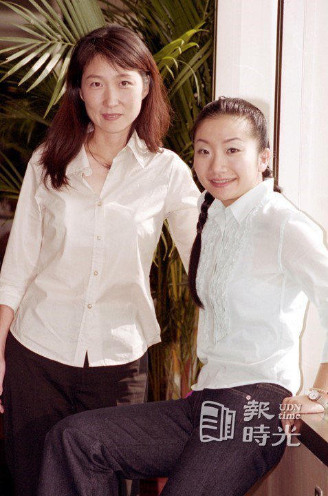 鄭華娟（左）為陶子（陶晶瑩）（右）量身訂製的新歌《太委屈》，靈感是來自德國的「肥皂劇」。圖／聯合報系資料照(2000/09/21 周文郁攝影)
