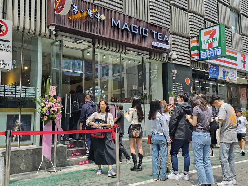 茶之魔手首度進駐台北，吸引大批排隊人潮。 記者陳睿中／攝影