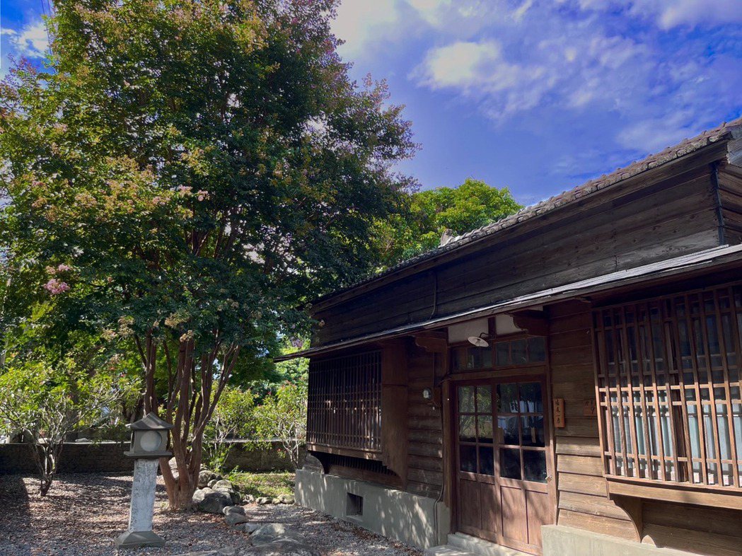 蔣勳書房在有著90年歷史的日式老建築中開幕，前身是福原國小改制後的第一任校長堀尾...