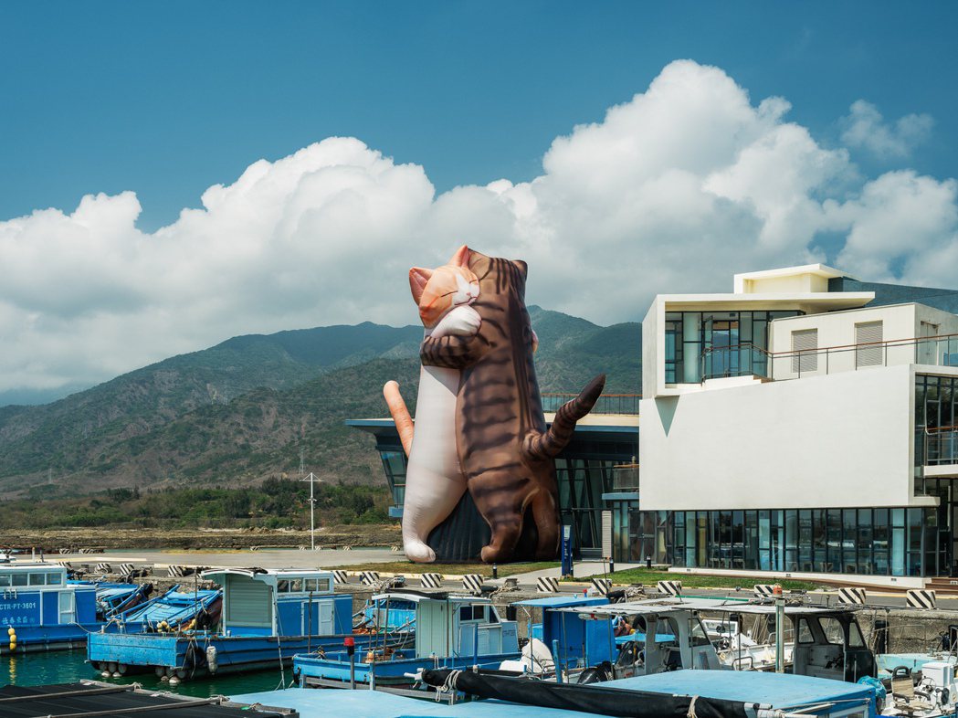 「極度日常」花房櫻作品《終於見面了》14呎巨型貓成為看海美術館新地標。圖｜原物創...