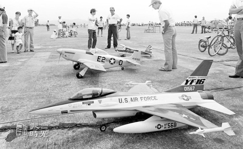 七十四年航空模型飛行競賽，廿四日開始在桃園懷生機場舉行兩天，圖為比賽情形。圖／聯合報系資料照(1985/08/24 陳曙光攝影)