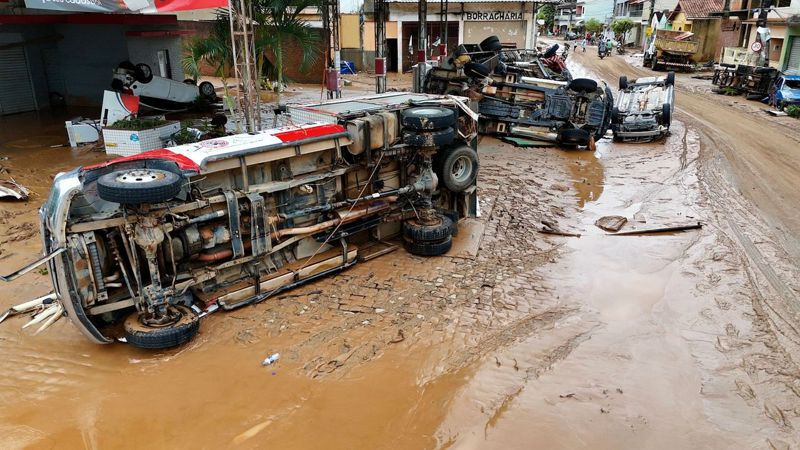 風暴和大雨導致巴西里約熱內盧州和聖埃斯皮里圖州至少25人喪生。圖為聖埃斯皮里圖州南米莫索地區，一條被泥土覆蓋的街道上，車輛翻倒。法新社