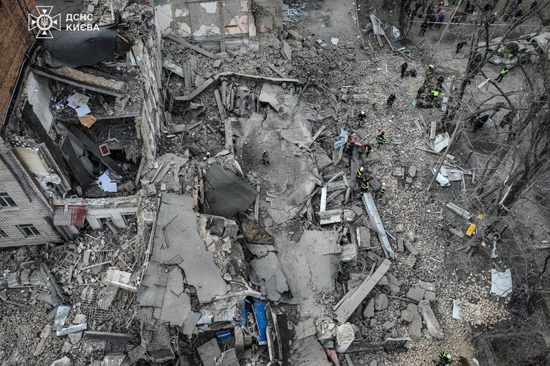乌克兰官员表示，俄罗斯今天上午发射飞弹攻击乌国首都基辅（Kyiv），2枚飞弹遭到击落，飞弹残骸散落造成基辅市中心一栋3层楼房严重受损，市区另外三处亦被波及。法新社(photo:UDN)