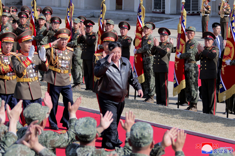 北韓近期動態引發國際關注，圖為北韓領導人金正恩24日視察坦克裝甲步兵團。（路透）