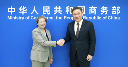 大陸商務部長王文濤（右）24日在北京會見AMD執行長蘇姿豐。（圖／取自大陸商務部網站）