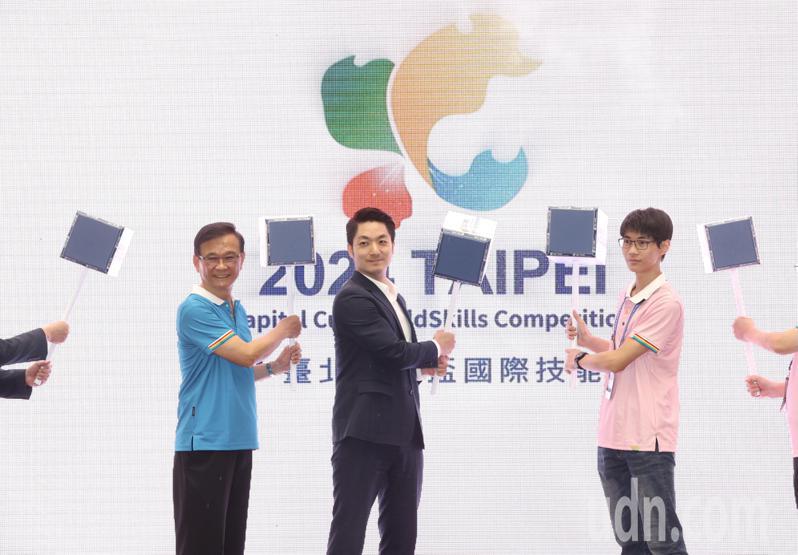 台北市長蔣萬安（中）上午出席「2024台北首都盃國際技能競賽」記者會，不僅彰顯台北市對技職教育的高度重視，更將是邁向國際的前哨站。記者黃義書／攝影