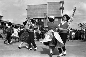 1962年3月26日，私立實踐家政專科學校舉行慶祝四周年校慶活動。圖為學生的土風舞表演。圖／聯合報系資料照片