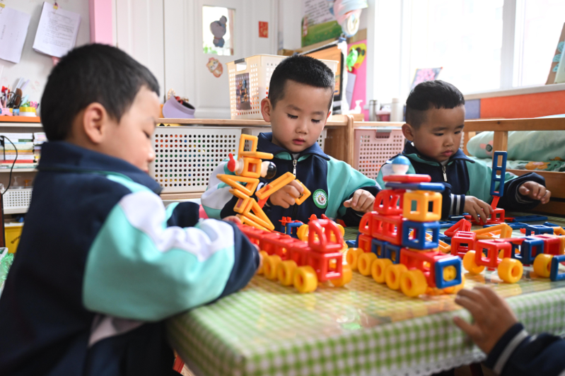 由於出生率大減，中國大陸幼稚園數量在過去兩年內減少2.04萬間。（新華社）