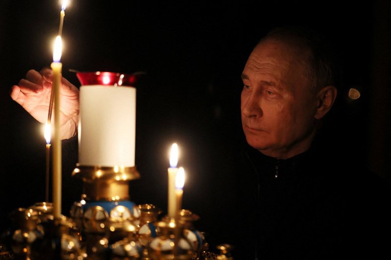 俄羅斯總統普亭24日在新奧加廖沃官邸的教堂點燃蠟燭，哀悼22日莫斯科郊外音樂廳恐攻案受害者。路透