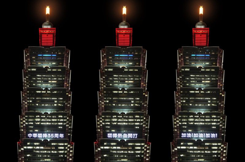 中華職棒35年將在3月30日開打，台北101大樓今天晚間6點30分點燈，不僅是中華職棒首次出現在101點燈，也是職業運動首次躍上台北101。圖／中華職棒提供